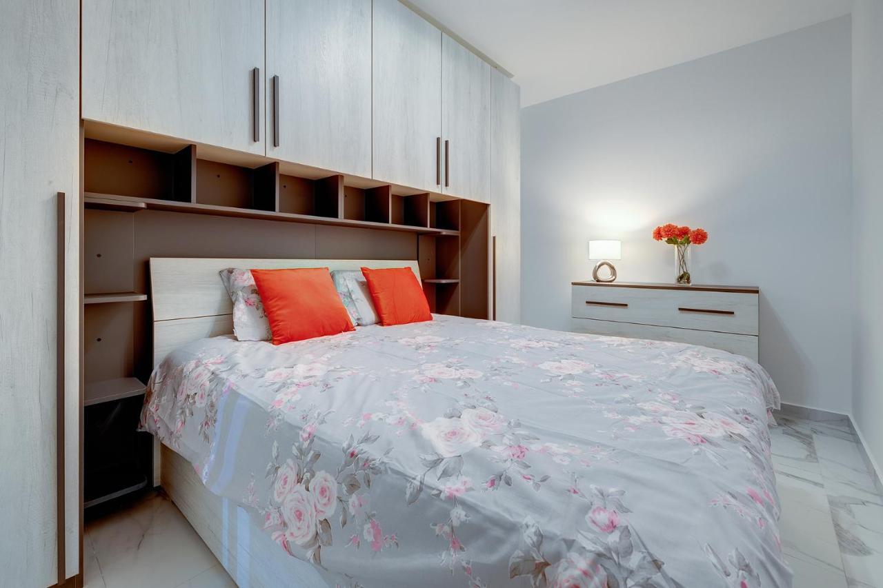 Splendid 2Br Apartment, Steps To St Georges Bay Saint Julian's Bagian luar foto