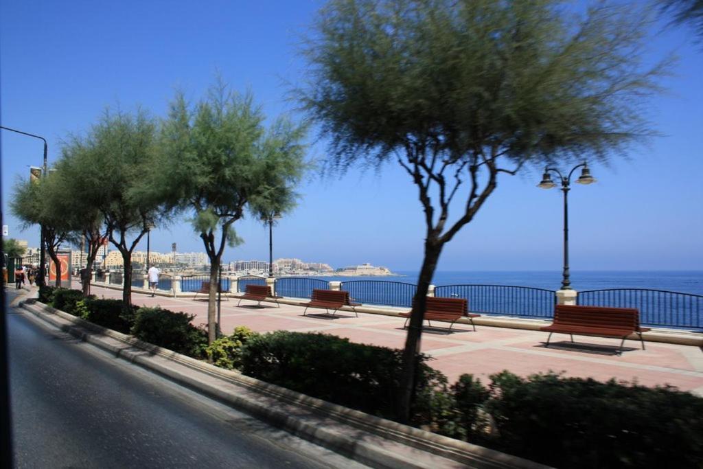 Splendid 2Br Apartment, Steps To St Georges Bay Saint Julian's Bagian luar foto